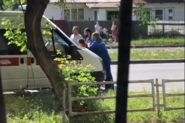 Неадекватный пациент напал на фельдшера скорой в Металлургическом районе Неадекватный пациент напал на фельдшера скорой в Металлургическом районе