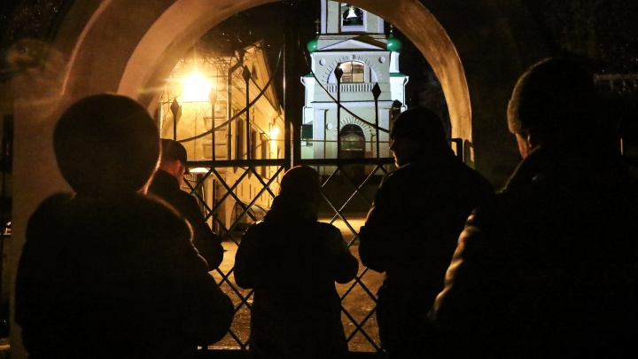 В ночь на Пасху нижегородцы собирались на службы в закрытых храмах