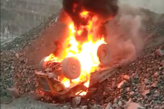 На Качканарском ГОКе самосвал рухнул в карьер и загорелся. Видео