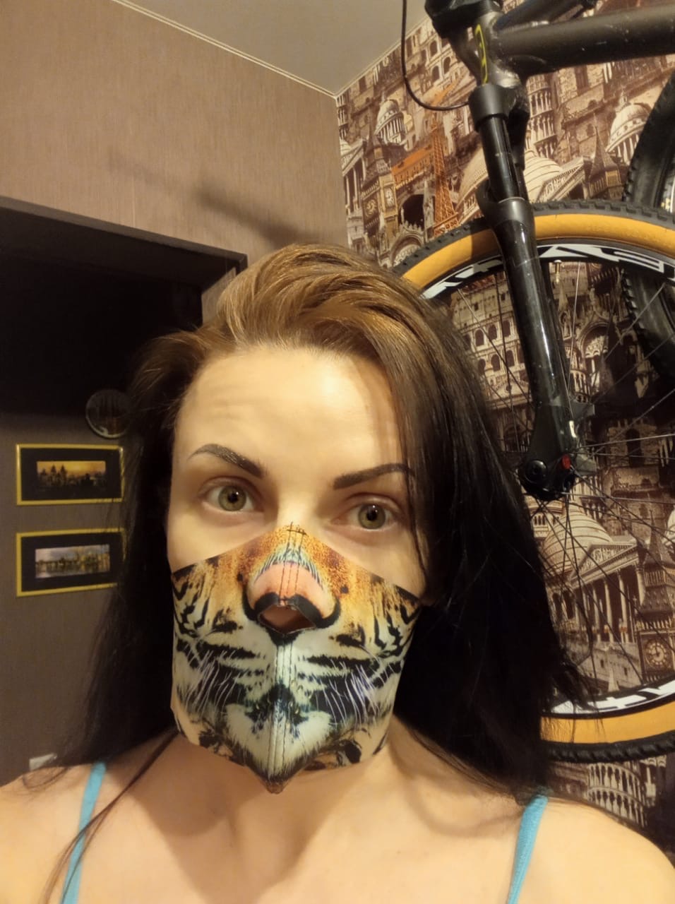 Своей «тигровой» маской девушка пользуется не только против коронавируса