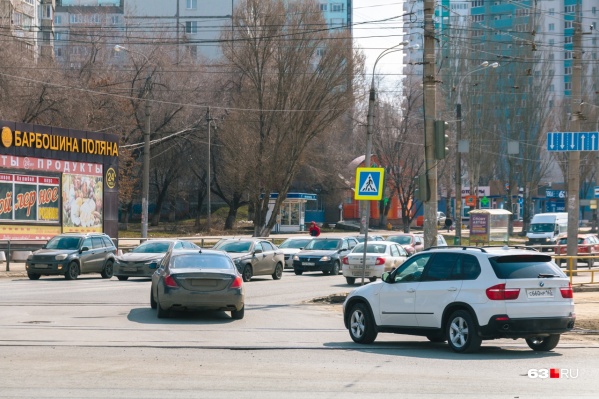На этом участке дороги плотный поток машин На этом участке дороги плотный поток машин