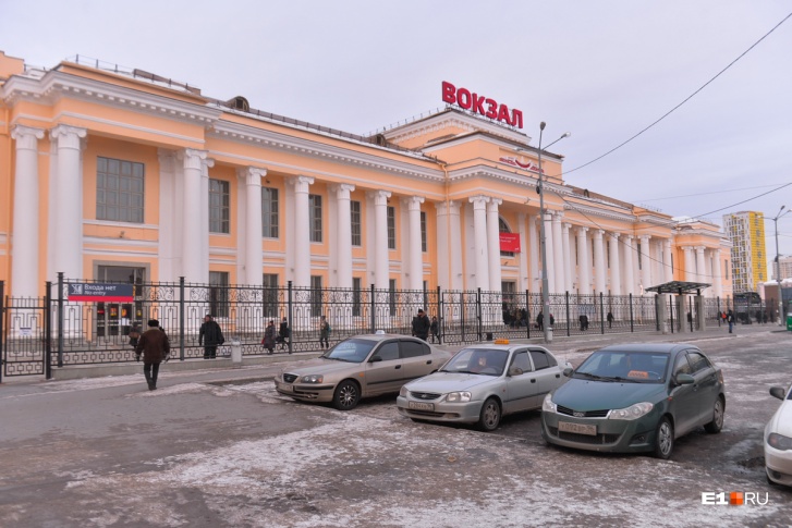 По словам очевидцев, всех пассажиров и персонал вокзала вывели на улицу По словам очевидцев, всех пассажиров и персонал вокзала вывели на улицу