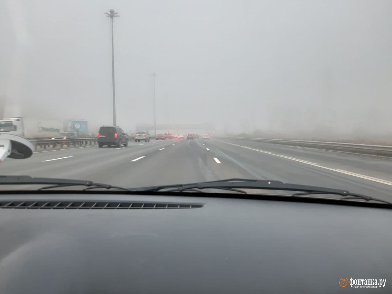 В Петербург вернулся туман. Он захватывает улицы и тормозит автомобилистов