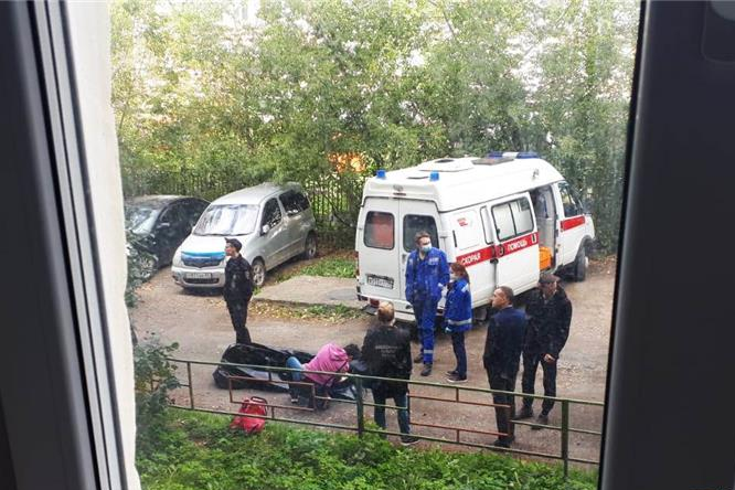 В Нижнем Тагиле со второго этажа выпал пенсионер, который развешивал белье на балконе В Нижнем Тагиле со второго этажа выпал пенсионер, который развешивал белье на балконе