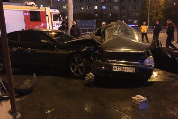 Судя по всему, скорость при столкновении на Космонавтов была около 120 км/ч Судя по всему, скорость при столкновении на Космонавтов была около 120 км/ч