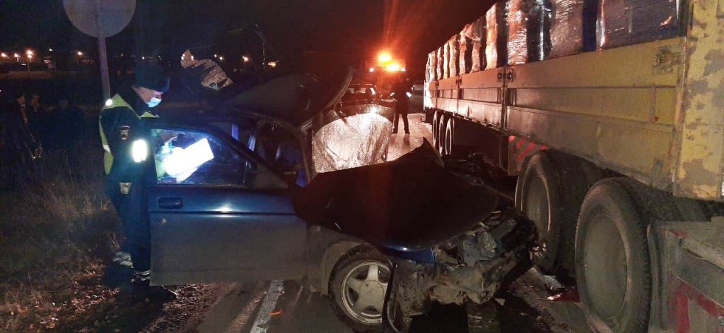 Не заметил в темноте: под Екатеринбургом грузовик Volvo снес с трассы ВАЗ, водитель погиб на месте