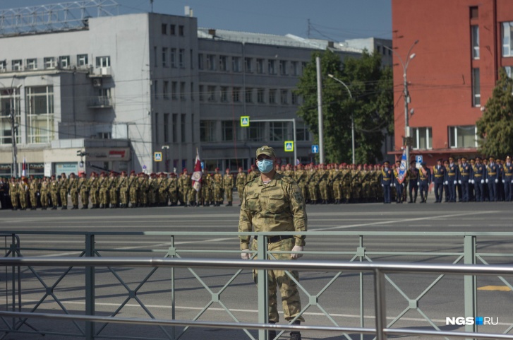 Марширующим позволили идти без масок, а вот караульным пришлось соблюдать масочный режим Марширующим позволили идти без масок, а вот караульным пришлось соблюдать масочный режим