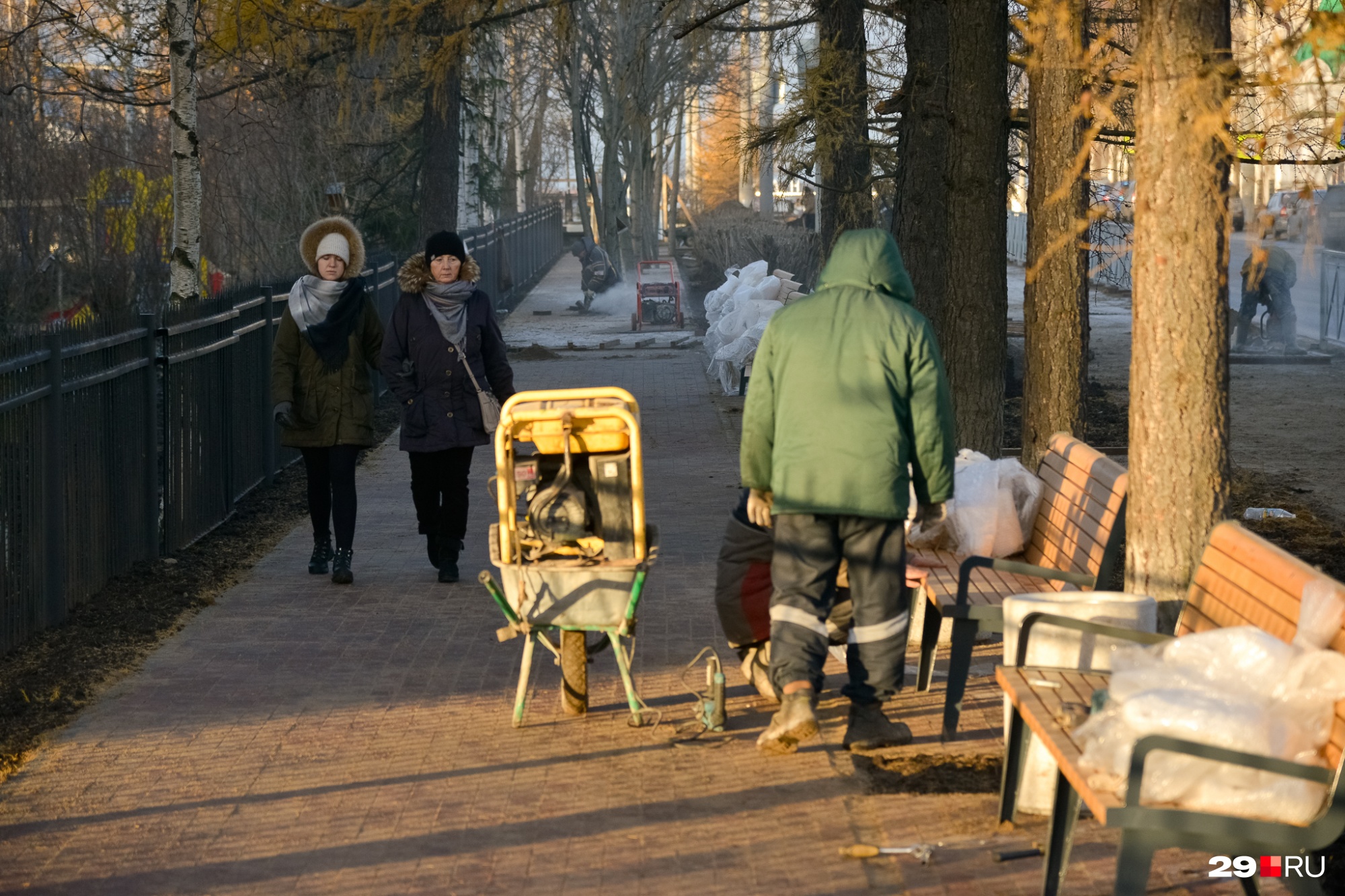 Работы еще не завершены, но пройтись по обновленному тротуару уже можно Работы еще не завершены, но пройтись по обновленному тротуару уже можно