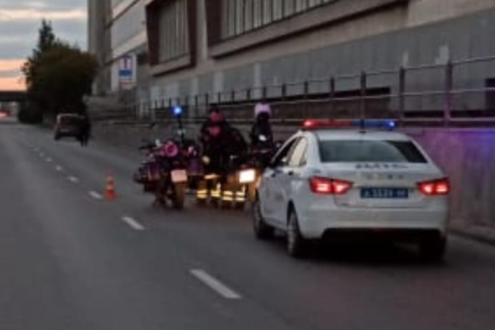 Байк отлетел от девушки на несколько метров Байк отлетел от девушки на несколько метров