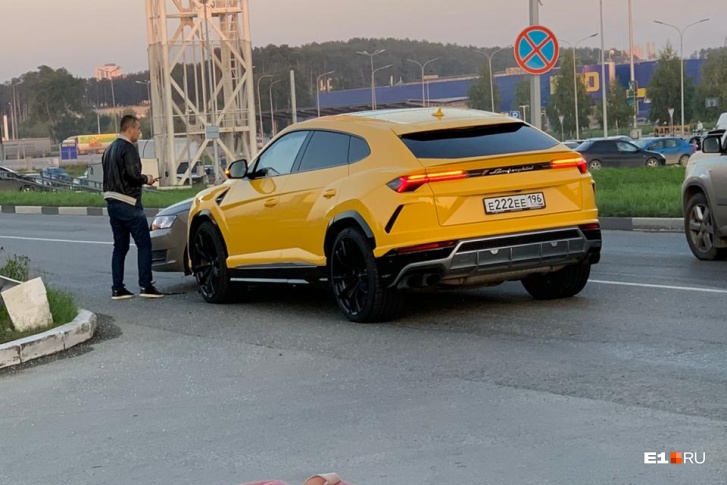 Lambo обгонял по встречке медленную вереницу машин, Rapid поворачивал налево Lambo обгонял по встречке медленную вереницу машин, Rapid поворачивал налево