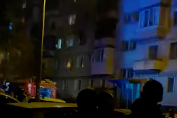 Черный дым и вылетевшие из окон стекла не на шутку напугали волгоградцев Черный дым и вылетевшие из окон стекла не на шутку напугали волгоградцев