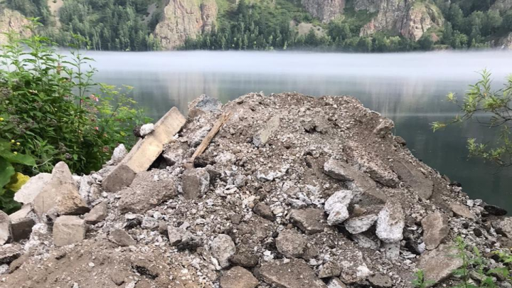 Живописный берег Енисея в Дивногорске засыпали строительным мусором