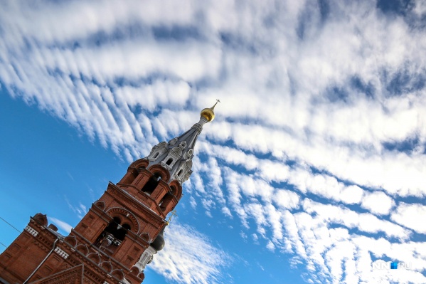 Облака было видно со всех точек города. Эффектнее всего они смотрелись в центре Облака было видно со всех точек города. Эффектнее всего они смотрелись в центре