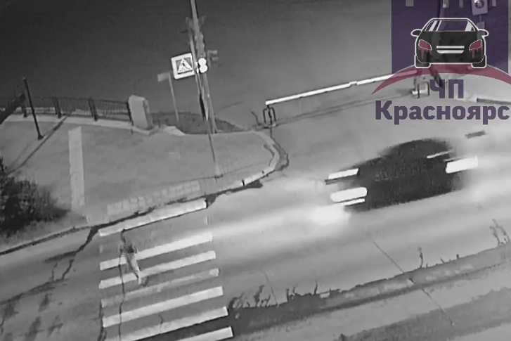 Мужчина даже не сбавил скорости перед пешеходным переходом Мужчина даже не сбавил скорости перед пешеходным переходом