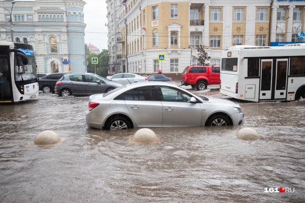 Машинам приходится пробираться сквозь большие потоки воды Машинам приходится пробираться сквозь большие потоки воды