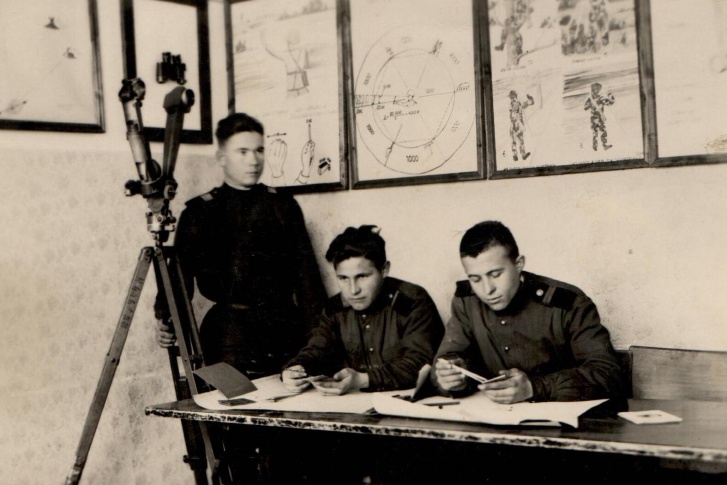 Павел Полищук (на фото справа) вместе с сослуживцами несколько месяцев ползал ночью по полям, чтобы собрать информацию об огневых позициях японцев. На фото они производят уже конечные расчёты