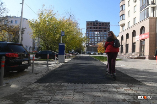 Тротуар после экстренного ремонта в Екатеринбурге выглядит так Тротуар после экстренного ремонта в Екатеринбурге выглядит так