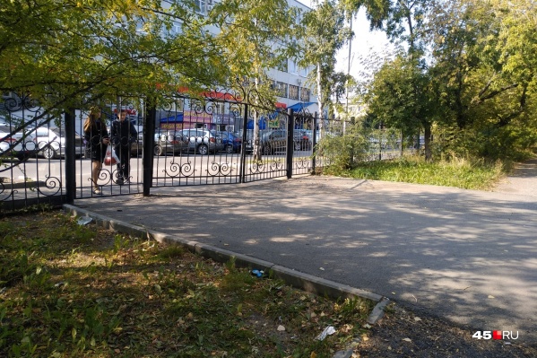 Курганцы подходят к запертым воротам в горсад, удивлённо жмут плечами и идут дальше Курганцы подходят к запертым воротам в горсад, удивлённо жмут плечами и идут дальше