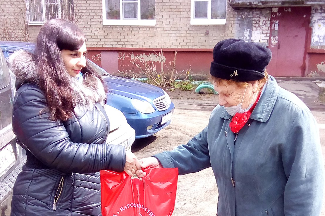 Помощник председателя депутатской фракции Алеся Колобкова во время эпидемии не может без прикосновений Помощник председателя депутатской фракции Алеся Колобкова во время эпидемии не может без прикосновений