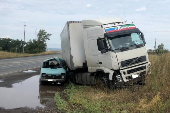 По сведениям силовиков, водитель вазовского авто не рассчитал с разворотом По сведениям силовиков, водитель вазовского авто не рассчитал с разворотом