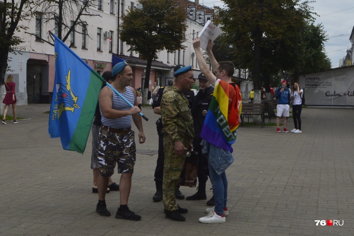 Конфликт ЛГБТ-активиста и вэдэвэшников произошёл на улице Кирова около 13 часов