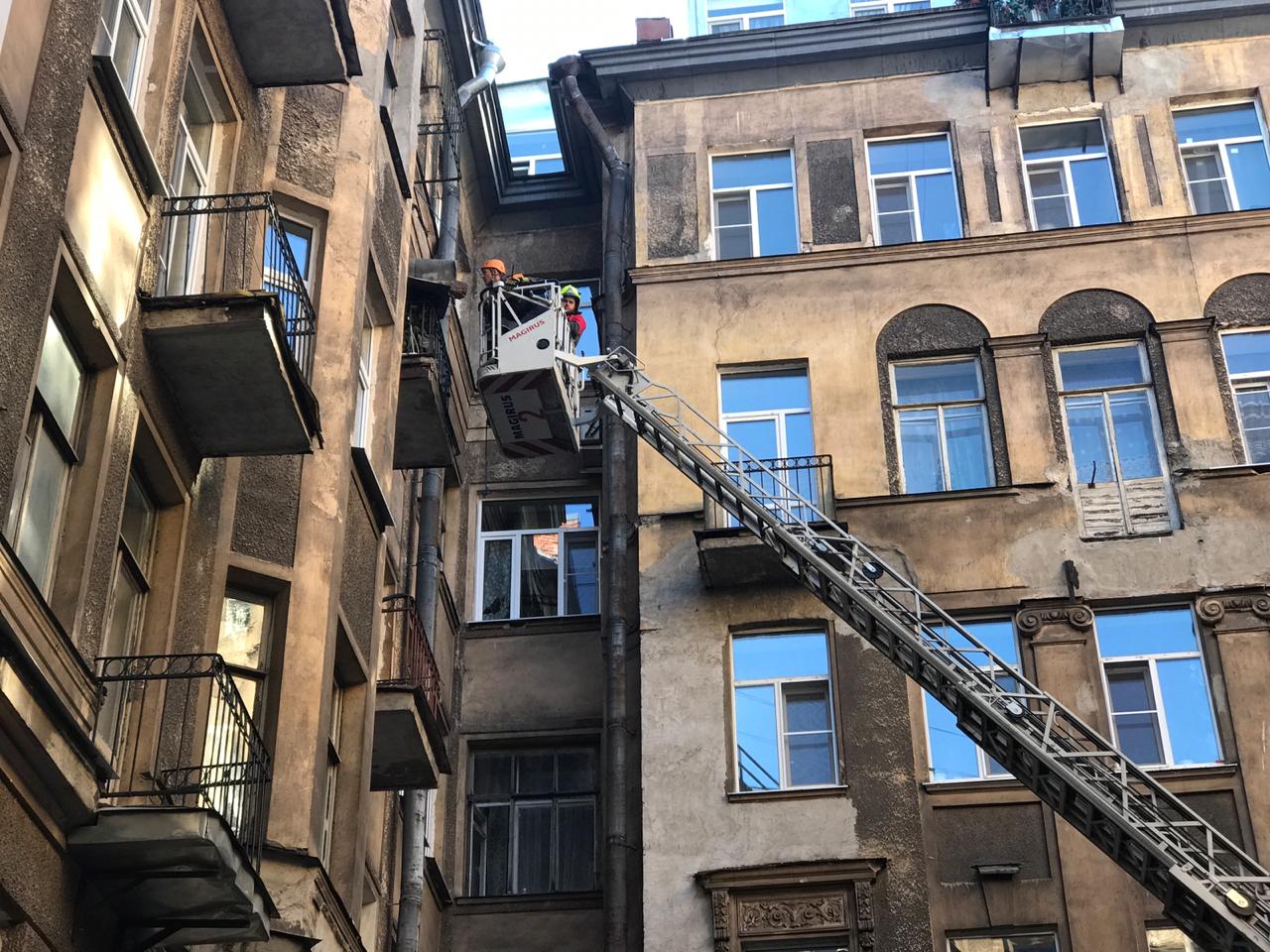 Человек находящийся на балконе. Демонтаж балкона. Балконы в центре Питера. Обвалился балкон СПБ. Балкон обваливается.