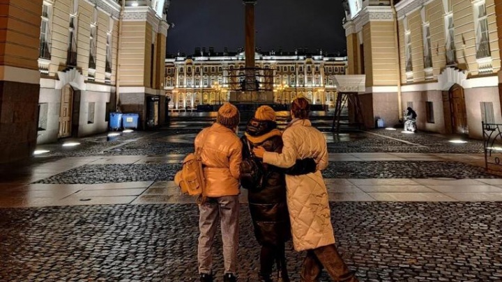 Новый год лучше дома: уральцы отказываются от поездок в Петербург, где закрыли все музеи и кафе