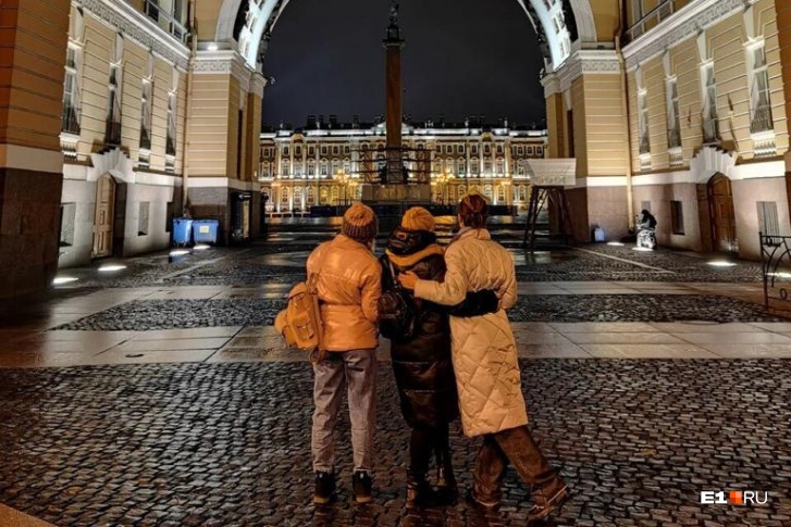 Туристам остается смотреть только на архитектуру Санкт-Петербурга