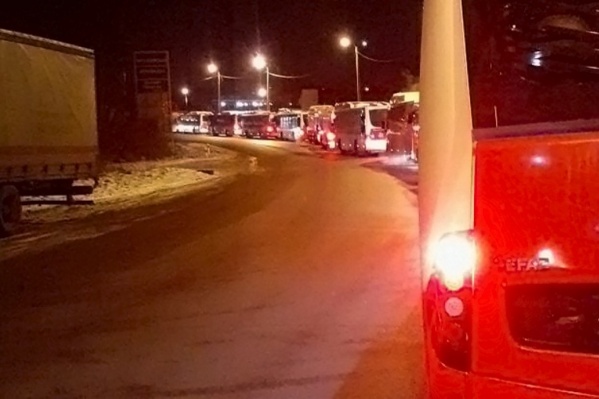 Автобусные колонны ежедневно стоят несколько часов в очередях перед заправками Автобусные колонны ежедневно стоят несколько часов в очередях перед заправками