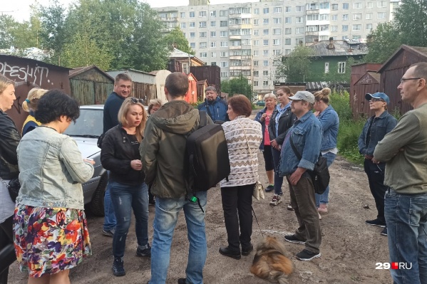 Люди собрались, чтобы показать свои условия жизни Люди собрались, чтобы показать свои условия жизни 