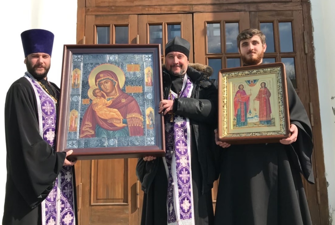 С собой священники возили иконы С собой священники возили иконы