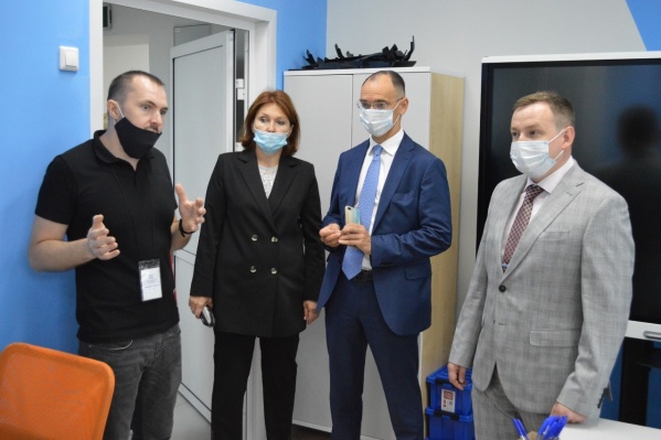После Кургана Дмитрия Глушко повезли в Белозерский район открывать «Точку роста» После Кургана Дмитрия Глушко повезли в Белозерский район открывать «Точку роста»