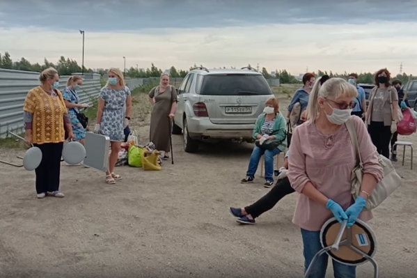 Люди привезли к домам свои вещи: стулья, столы и даже мягкие игрушки Люди привезли к домам свои вещи: стулья, столы и даже мягкие игрушки
