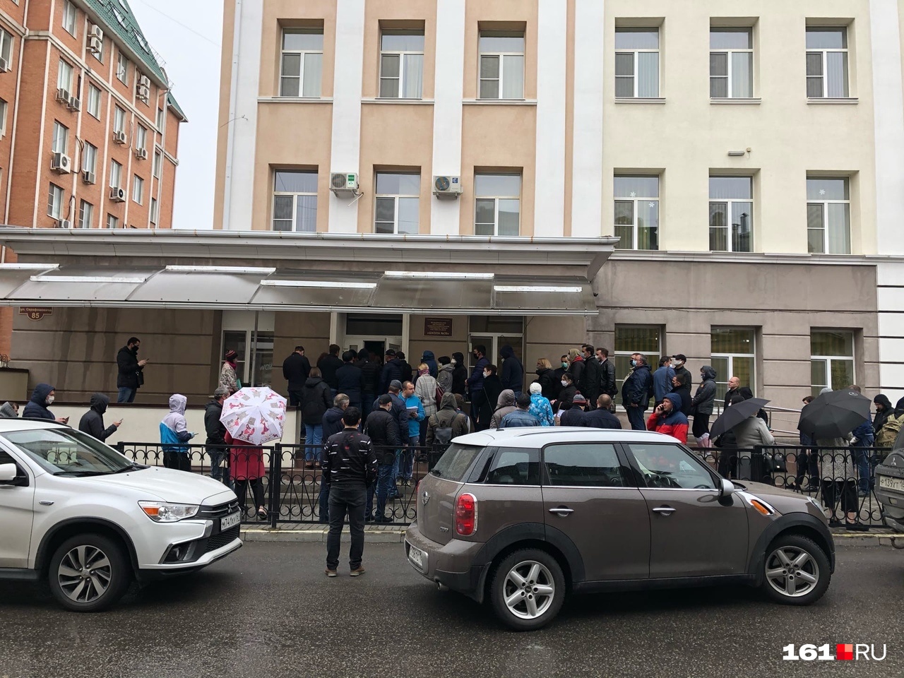 Люди не дозвонились и решили прийти к пункту без записи Люди не дозвонились и решили прийти к пункту без записи