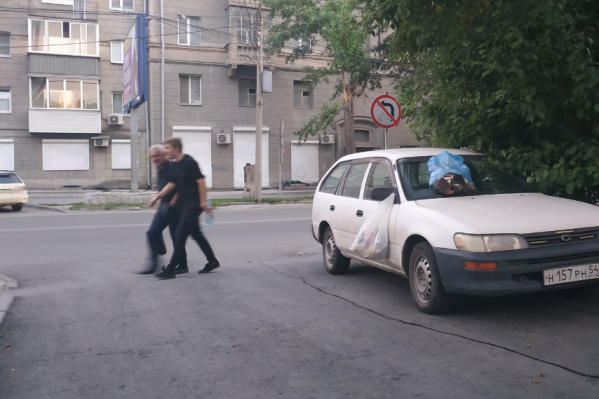 Автомобиль стоит на повороте Автомобиль стоит на повороте