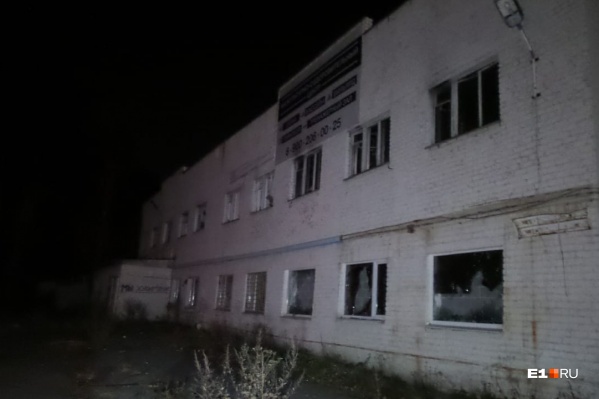 Пожар заметили работники автомастерской, расположенной рядом Пожар заметили работники автомастерской, расположенной рядом
