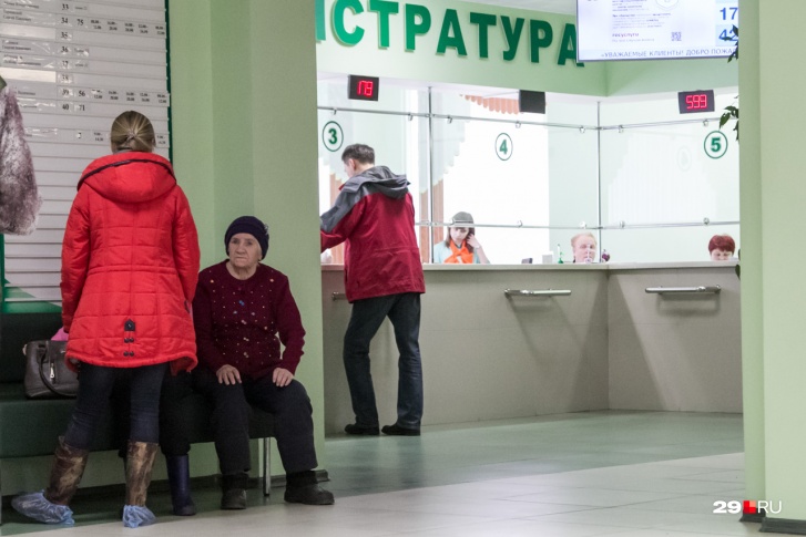 В российских поликлиниках до сих пор проблема с очередями к врачам. Что уж говорить о том, готова ли отечественная система здравоохранения бороться с эпидемией смертельного вируса? В российских поликлиниках до сих пор проблема с очередями к врачам. Что уж говорить о том, готова ли отечественная система здравоохранения бороться с эпидемией смертельного вируса?