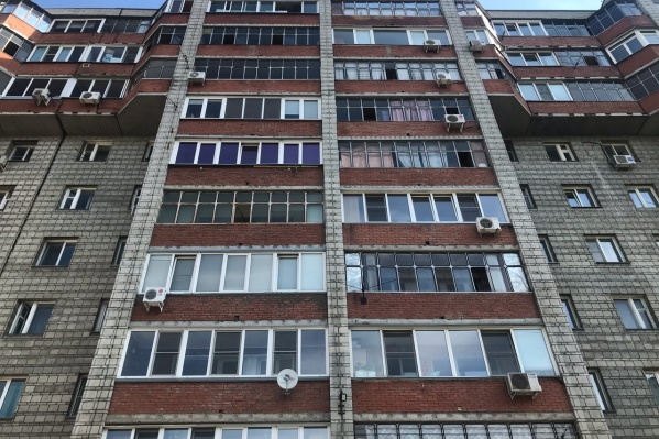 Девочка выпала из окна девятого этажа Девочка выпала из окна девятого этажа 