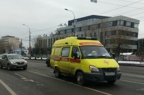 Дама на иномарке не заметила карету скорой помощи Дама на иномарке не заметила карету скорой помощи