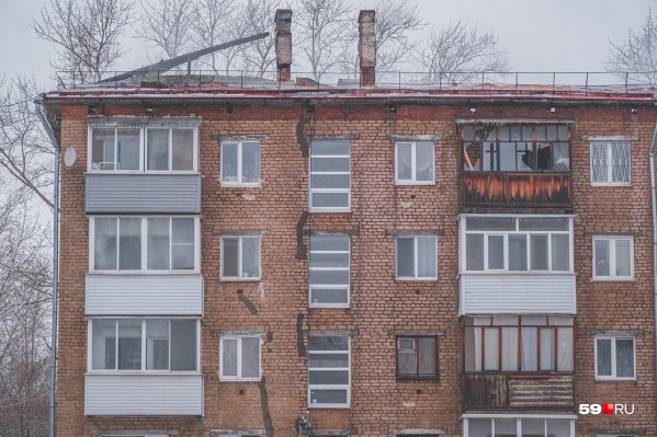 Дом сильно пострадал после пожара Дом сильно пострадал после пожара