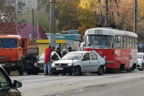 Авария осложнила движение транспорта Авария осложнила движение транспорта