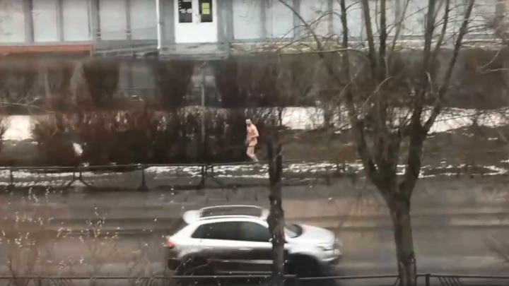 Не только без маски, но и без штанов: на улицах Северодвинска засняли пробежку голого мужчины