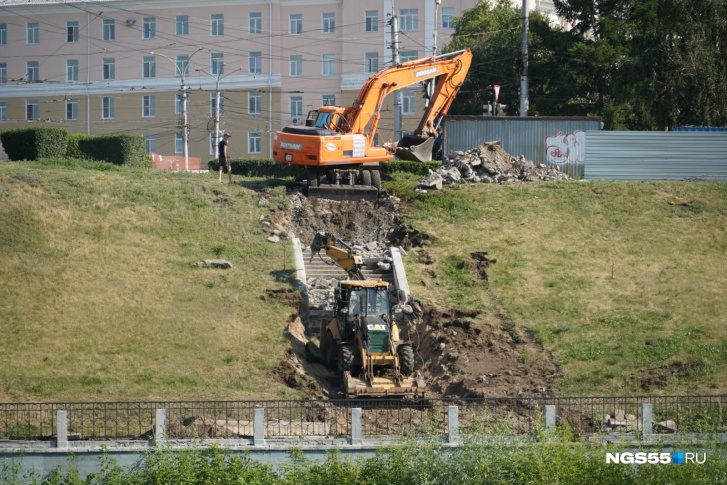 На набережной сейчас работают трактор и экскаватор На набережной сейчас работают трактор и экскаватор