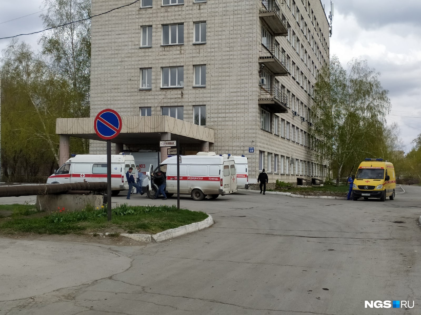 Возле больнице. Очередь из скорых Новосибирск. Скорые очередь Новосибирск. Больница возле кафе Лада Новосибирск.