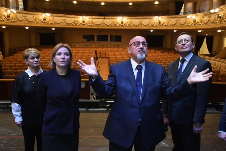 Андрей Шишкин, директор Оперного, рассказывает министру, чего не хватает театру