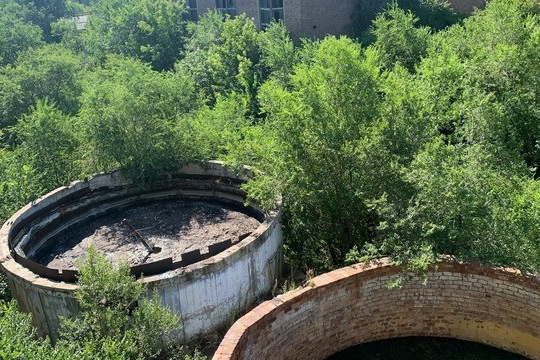 На территории бывшего завода много опасных участков На территории бывшего завода много опасных участков