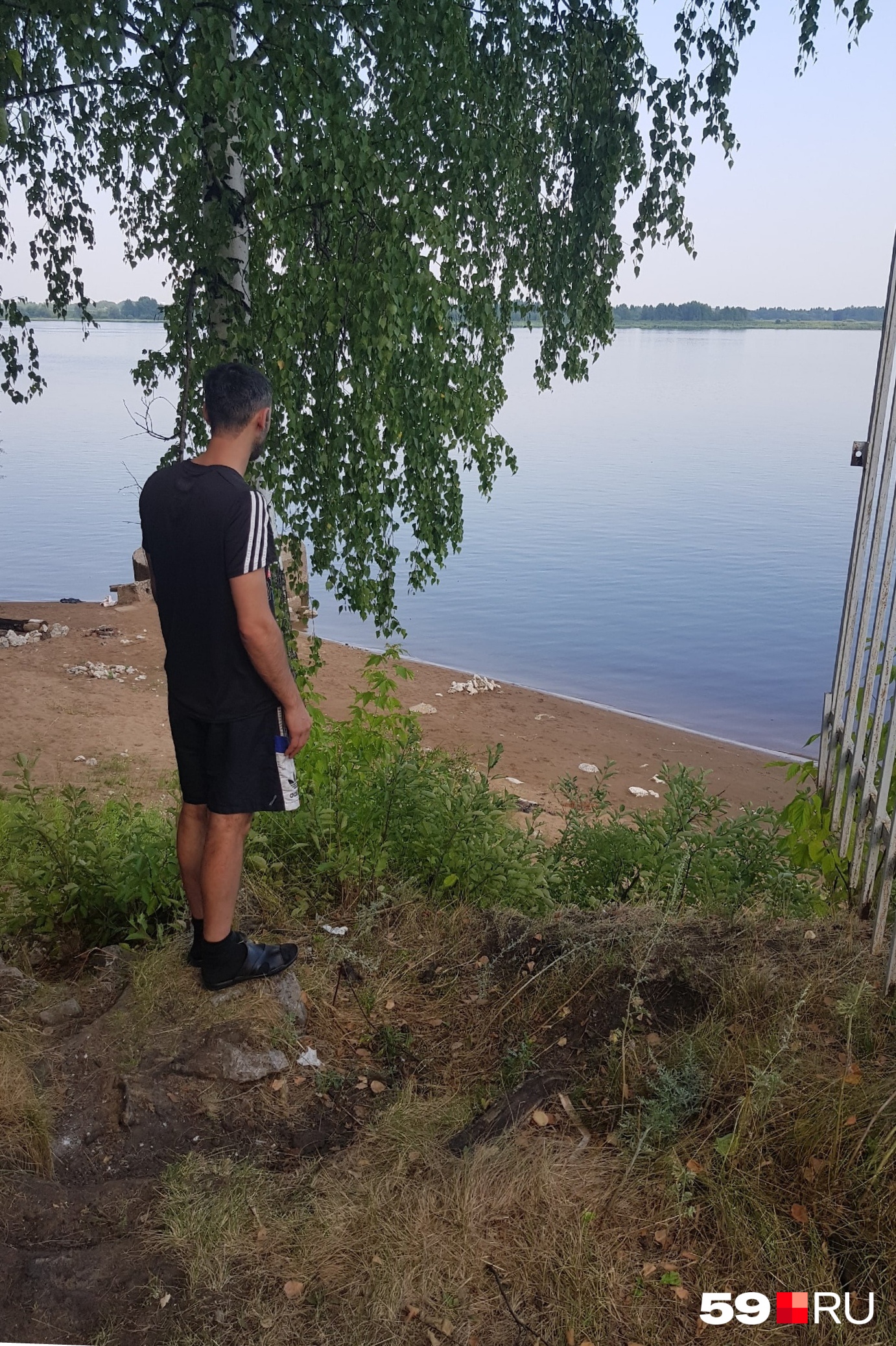 Армен показывает, что бежал к реке по этому спуску — заметно, что кафе находится гораздо выше воды и на приличном расстоянии от нее Армен показывает, что бежал к реке по этому спуску — заметно, что кафе находится гораздо выше воды и на приличном расстоянии от нее
