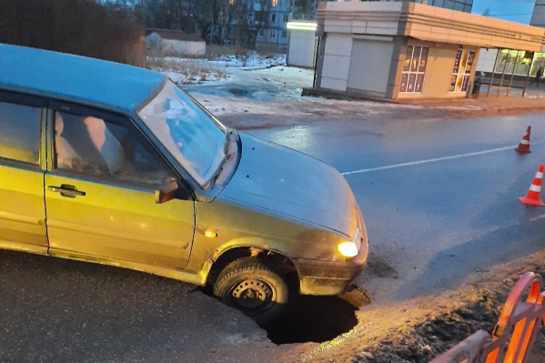 Пока коммунальщики не устранят последствия аварии, автобусы будут ездить по изменённым маршрутам Пока коммунальщики не устранят последствия аварии, автобусы будут ездить по изменённым маршрутам