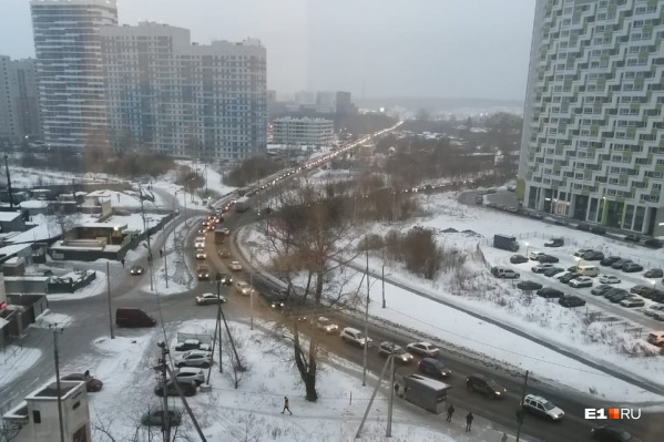 Пробка тянется, и кажется, что ей нет конца Пробка тянется, и кажется, что ей нет конца