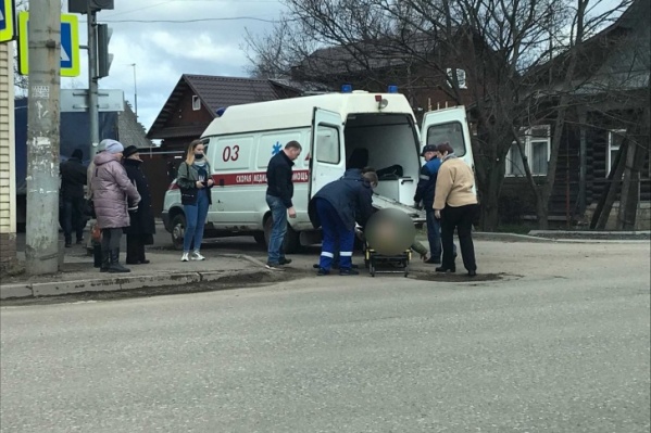 Пешехода увезли на скорой Пешехода увезли на скорой